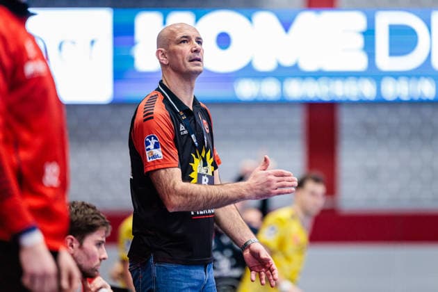 Davor Dominikovic (TuS N-Luebbecke, Trainer) aergert sich regt sich auf GER, TuS N-Luebbecke vs. HSG Krefeld Niederrhein, Handball, 2. Bundesliga, 16. Spieltag, Spielzeit 2025 2026, 20.12.2025 GER, TuS N-Luebbecke vs. HSG Krefeld Niederrhein, Handball, 2. Bundesliga, 16. Spieltag, Spielzeit 2025 2026, 20.12.2025 Luebbecke Copyright: xEibner-Pressefoto JanxRollingerx EP_JSK