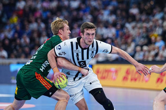 Marian Michalczik (TSV Hannover-Burgdorf, 22), Nikola Bilyk (THW Kiel, 53) GER, THW Kiel vs. TSV Hannover-Burgdorf, Handball, 1. Bundesliga, Spieltag 18, Saison 2025 2026, 20.12.2025 GER, THW Kiel vs. TSV Hannover-Burgdorf, Handball, 1. Bundesliga, Spieltag 18, Saison 2025 2026, 20.12.2025 Kiel Copyright: xEibner-Pressefoto MarcelxvonxFehrnx EP_MFN