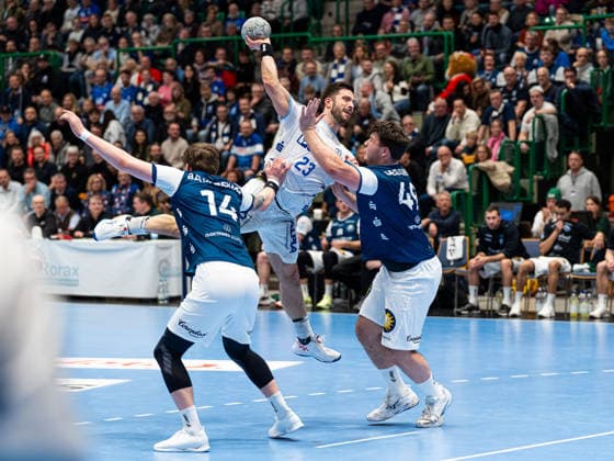 Tim Suton (TBV Lemgo Lippe, 23) wird bei Angriff von Aron Seesing (Bergischer HC, 49) und Gerdas Babarskas (Bergischer HC, 14) geblockt Bergischer HC vs. TBV Lemgo Lippe, Handball, 1. Bundesliga, 18. Spieltag, Saison 2025 2026, 20.12.2025 Bergischer HC vs. TBV Lemgo Lippe, Handball, 1. Bundesliga, 18. Spieltag, Saison 2025 2026, 20.12.2025 Wuppertal Copyright: xEibner-Pressefoto DamianxKruczynx EP_DKI