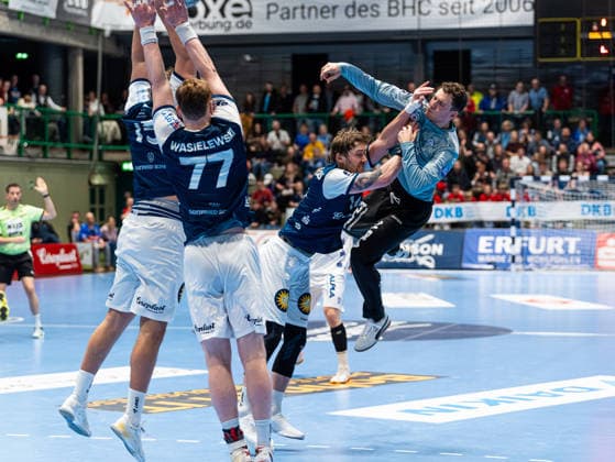 Constantin Moestl (TBV Lemgo Lippe, 01) wird beim Torwurf von Gerdas Babarskas (Bergischer HC, 14) gefoult Bergischer HC vs. TBV Lemgo Lippe, Handball, 1. Bundesliga, 18. Spieltag, Saison 2025 2026, 20.12.2025 Bergischer HC vs. TBV Lemgo Lippe, Handball, 1. Bundesliga, 18. Spieltag, Saison 2025 2026, 20.12.2025 Wuppertal Copyright: xEibner-Pressefoto DamianxKruczynx EP_DKI