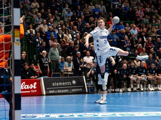 Jarnes Faust (TBV Lemgo Lippe, 35) beim Torwurf Bergischer HC vs. TBV Lemgo Lippe, Handball, 1. Bundesliga, 18. Spieltag, Saison 2025 2026, 20.12.2025 Bergischer HC vs. TBV Lemgo Lippe, Handball, 1. Bundesliga, 18. Spieltag, Saison 2025 2026, 20.12.2025 Wuppertal Copyright: xEibner-Pressefoto DamianxKruczynx EP_DKI