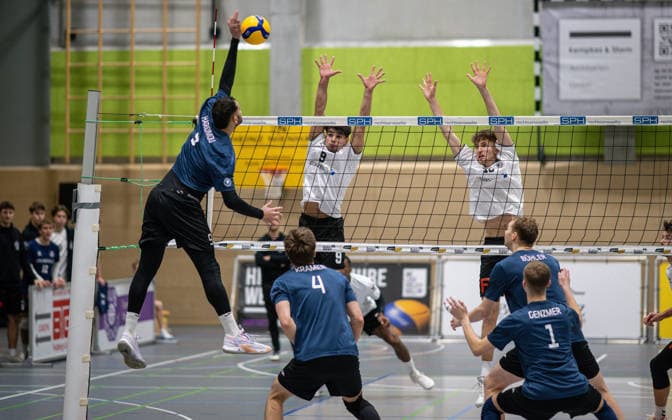 Volleyball, Saison 2025 2026, 2. Bundesliga Bord, 20.12.2025, 12. Spieltag, Herren, TuB Bocholt (weiss) vs. PSV Neustrelitz (grau) v.l.: Stephanos Haridimou (PSV Neustrelitz, am Boden), Fiete Kramer (PSV Neustrelitz), Lukas Salimi (TuB Bocholt), Tom Doerpinghaus (TuB Bocholt), Jannik Buehler (PSV Neustrelitz), Jesco Genzmer (PSV Neustrelitz), Bocholt Sporthalle West Nordrhein-Westfalen Deutschland