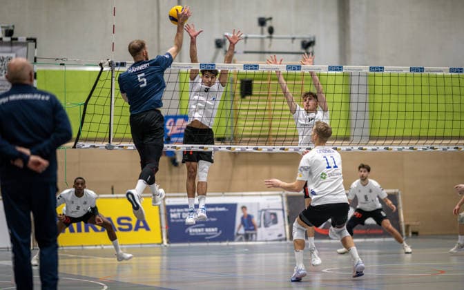 Volleyball, Saison 2025 2026, 2. Bundesliga Bord, 20.12.2025, 12. Spieltag, Herren, TuB Bocholt (weiss) vs. PSV Neustrelitz (grau) v.l.: Daniel Haehnert (PSV Neustrelitz), Lukas Salimi (TuB Bocholt), Tom Doerpinghaus (TuB Bocholt), Jacob Genzmer (Libero PSV Neustrelitz), Bocholt Sporthalle West Nordrhein-Westfalen Deutschland