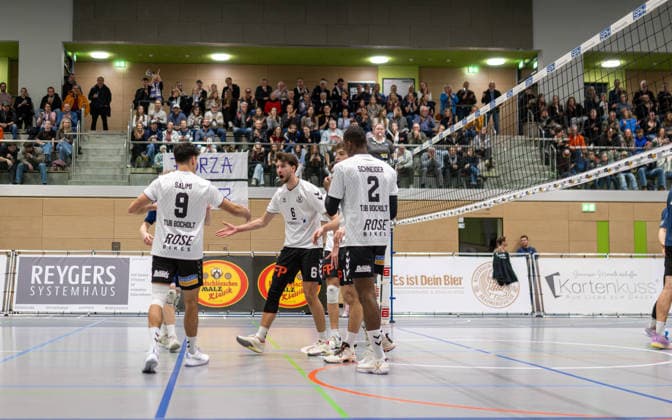 Volleyball, Saison 2025 2026, 2. Bundesliga Bord, 20.12.2025, 12. Spieltag, Herren, TuB Bocholt (weiss) vs. PSV Neustrelitz (grau) v.l.: Tom-Luca Schluse (Libero TuB Bocholt), Lukas Salimi (TuB Bocholt), Ben Stoverink (TuB Bocholt), Joke Johannig (TuB Bocholt), Bohdan Velychko (TuB Bocholt), Rudy Schneider (TuB Bocholt), Bocholt Sporthalle West Nordrhein-Westfalen Deutschland