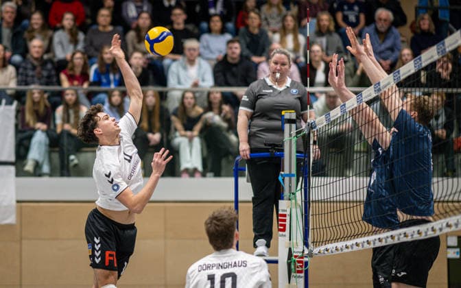 Volleyball, Saison 2025 2026, 2. Bundesliga Bord, 20.12.2025, 12. Spieltag, Herren, TuB Bocholt (weiss) vs. PSV Neustrelitz (grau) v.l.: Joke Johannig (TuB Bocholt), Tom Doerpinghaus (TuB Bocholt), Julia Liebscher (Schiedsrichterin), Jesco Genzmer (PSV Neustrelitz), Jannik Buehler (PSV Neustrelitz), Bocholt Sporthalle West Nordrhein-Westfalen Deutschland