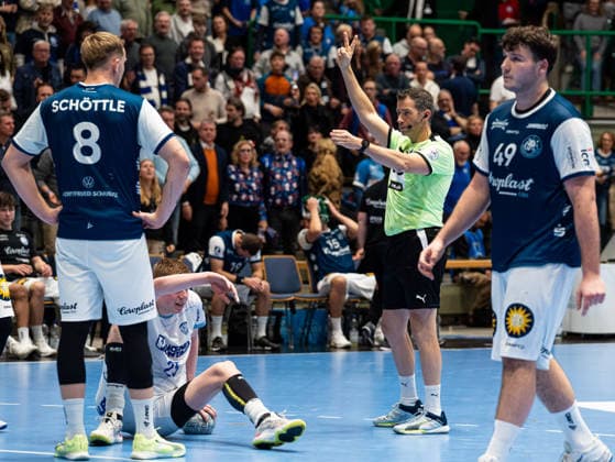 Thorsten Kuschel (Schiedsrichter) zeigt zwei Minuten Zeitstrafe für Nico Schoettle (Bergischer HC, 08) an Bergischer HC vs. TBV Lemgo Lippe, Handball, 1. Bundesliga, 18. Spieltag, Saison 2025 2026, 20.12.2025 Bergischer HC vs. TBV Lemgo Lippe, Handball, 1. Bundesliga, 18. Spieltag, Saison 2025 2026, 20.12.2025 Wuppertal Copyright: xEibner-Pressefoto DamianxKruczynx EP_DKI