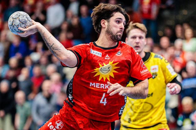 Max Santos (TuS N-Luebbecke, 04) im Torwurf GER, TuS N-Luebbecke vs. HSG Krefeld Niederrhein, Handball, 2. Bundesliga, 16. Spieltag, Spielzeit 2025 2026, 20.12.2025 GER, TuS N-Luebbecke vs. HSG Krefeld Niederrhein, Handball, 2. Bundesliga, 16. Spieltag, Spielzeit 2025 2026, 20.12.2025 Luebbecke Copyright: xEibner-Pressefoto JanxRollingerx EP_JSK