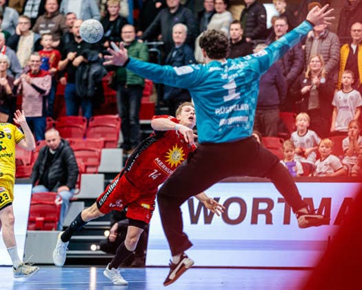 v.l. Alexander Schulze (TuS N-Luebbecke, 14), Finn Ruespeler (HSG Krefeld Niederrhein, 01) GER, TuS N-Luebbecke vs. HSG Krefeld Niederrhein, Handball, 2. Bundesliga, 16. Spieltag, Spielzeit 2025 2026, 20.12.2025 GER, TuS N-Luebbecke vs. HSG Krefeld Niederrhein, Handball, 2. Bundesliga, 16. Spieltag, Spielzeit 2025 2026, 20.12.2025 Luebbecke Copyright: xEibner-Pressefoto JanxRollingerx EP_JSK