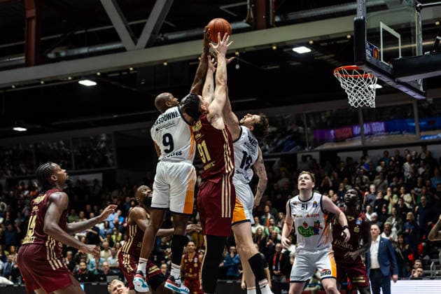 GER, easy-Credit Basketball-Bundesliga, Niners Chemnitz - Rostock Seawolves. 20.12.2025, Messe, Chemnitz, GER, easy-Credit Basketball-Bundesliga, Niners Chemnitz - Rostock Seawolves. Yordan Minchev (Niners Chemnitz, 91), DeAndre Lansdowne (Rostock Seawolves 9), Sid-Marlon Theis (Rostock Seawolves 19) Foto Alexander Trienitz Chemnitz Messe Sachsen Deutschland