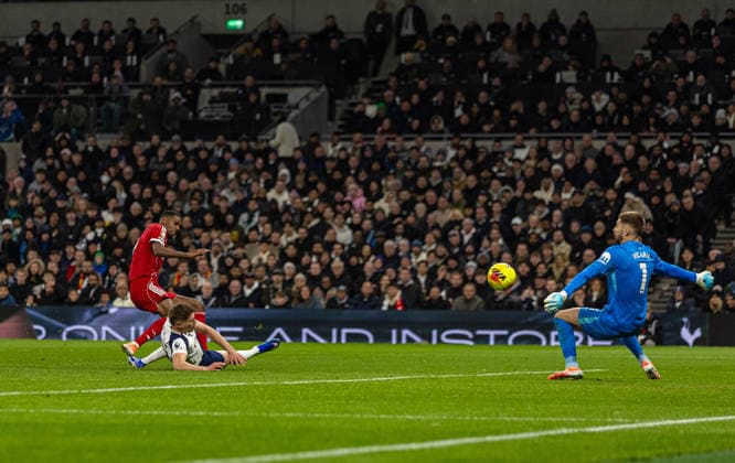 (251221) -- LONDON, Dec. 21, 2025 -- Liverpool s Alexander Isak (L, top) scores during the English Premier League match between Tottenham Hotspur FC and Liverpool FC at the Tottenham Hotspur Stadium in London, Britain, on Dec. 20, 2025. FOR EDITORIAL USE ONLY. NOT FOR SALE FOR MARKETING OR ADVERTISING CAMPAIGNS. NO USE WITH UNAUTHORIZED AUDIO, VIDEO, DATA, FIXTURE LISTS, CLUB LEAGUE LOGOS OR LIVE SERVICES. ONLINE IN-MATCH USE LIMITED TO 45 IMAGES, NO VIDEO EMULATION. NO USE IN BETTING, GAMES OR SINGLE CLUB LEAGUE PLAYER PUBLICATIONS. (SP)BRITAIN-LONDON-FOOTBALL-FA PREMIER LEAGUE-LIVERPOOL FC VS TOTTENHAM HOTSPUR FC LixYing