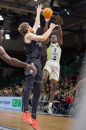 Tehree Horn (BBC Bayreuth, 02) Lukas Milner (Tigers Tuebingen, 17) GER, BBC Bayreuth vs. Tigers Tuebingen, Basketball, BARMER 2. Bundesliga Bundesliga, Pro A, Saison 2025 2026, 13. Spieltag, 20.12.2025 GER, BBC Bayreuth vs. Tigers Tuebingen, Basketball, BARMER 2. Bundesliga Bundesliga, Pro A, Saison 2025 2026, 13. Spieltag, 20.12.2025 Bayreuth Copyright: xEibner-Pressefoto ArdanxFuessmanx EP_AFN