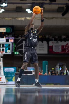 Melkisedek Moreaux (Tigers Tuebingen, 23) an Freiwurflinie. GER, BBC Bayreuth vs. Tigers Tuebingen, Basketball, BARMER 2. Bundesliga Bundesliga, Pro A, Saison 2025 2026, 13. Spieltag, 20.12.2025 GER, BBC Bayreuth vs. Tigers Tuebingen, Basketball, BARMER 2. Bundesliga Bundesliga, Pro A, Saison 2025 2026, 13. Spieltag, 20.12.2025 Bayreuth Copyright: xEibner-Pressefoto ArdanxFuessmanx EP_AFN