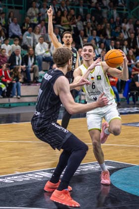 Moritz Plescher (BBC Bayreuth, 06) am Spielball im Zweikampf mit Lukas Milner (Tigers Tuebingen, 17). Im Hintergrund Felix Edwardsson (Tigers Tuebingen, 08). GER, BBC Bayreuth vs. Tigers Tuebingen, Basketball, BARMER 2. Bundesliga Bundesliga, Pro A, Saison 2025 2026, 13. Spieltag, 20.12.2025 GER, BBC Bayreuth vs. Tigers Tuebingen, Basketball, BARMER 2. Bundesliga Bundesliga, Pro A, Saison 2025 2026, 13. Spieltag, 20.12.2025 Bayreuth Copyright: xEibner-Pressefoto ArdanxFuessmanx EP_AFN