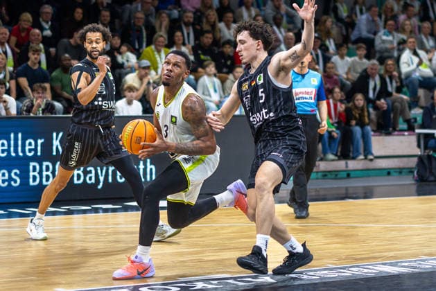 Rayshawn Mart (BBC Bayreuth, 03) Kaya Bayram (Tigers Tuebingen, 05), Im Hintergrund Miles Tention (Tigers Tuebingen, 03). GER, BBC Bayreuth vs. Tigers Tuebingen, Basketball, BARMER 2. Bundesliga Bundesliga, Pro A, Saison 2025 2026, 13. Spieltag, 20.12.2025 GER, BBC Bayreuth vs. Tigers Tuebingen, Basketball, BARMER 2. Bundesliga Bundesliga, Pro A, Saison 2025 2026, 13. Spieltag, 20.12.2025 Bayreuth Copyright: xEibner-Pressefoto ArdanxFuessmanx EP_AFN
