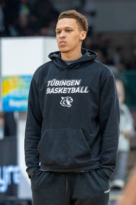 Isaiah Sanders (Tigers Tuebingen, 10) muss verletzt (Knieverletzung) in Bayreuth seiner Mannschaft zusehen. Hier beim Aufwaermen vor Spielbeginn. GER, BBC Bayreuth vs. Tigers Tuebingen, Basketball, BARMER 2. Bundesliga Bundesliga, Pro A, Saison 2025 2026, 13. Spieltag, 20.12.2025 GER, BBC Bayreuth vs. Tigers Tuebingen, Basketball, BARMER 2. Bundesliga Bundesliga, Pro A, Saison 2025 2026, 13. Spieltag, 20.12.2025 Bayreuth Copyright: xEibner-Pressefoto ArdanxFuessmanx EP_AFN