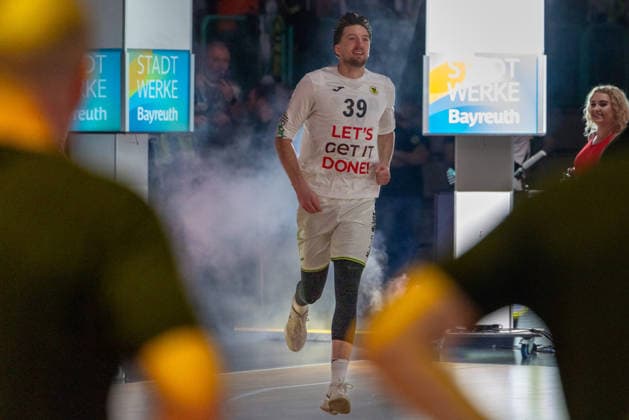 Sein erstes Einlaufen in die Oberfrankenhoelle Willem Brandwijk (BBC Bayreuth, 39) Neuverpflichtung GER, BBC Bayreuth vs. Tigers Tuebingen, Basketball, BARMER 2. Bundesliga Bundesliga, Pro A, Saison 2025 2026, 13. Spieltag, 20.12.2025 GER, BBC Bayreuth vs. Tigers Tuebingen, Basketball, BARMER 2. Bundesliga Bundesliga, Pro A, Saison 2025 2026, 13. Spieltag, 20.12.2025 Bayreuth Copyright: xEibner-Pressefoto ArdanxFuessmanx EP_AFN