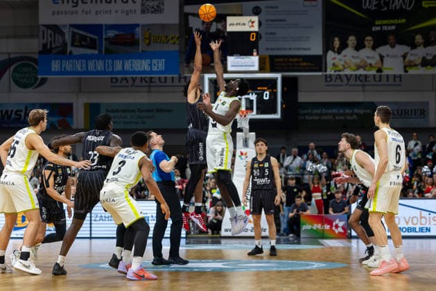 Patrick Etienne Fardy Emilien (Tigers Tuebingen, 15) und Nat Diallo (BBC Bayreuth, 08) beim Tipp-off zu Spielbeginn. Lenny Liedtke (BBC Bayreuth, 55), Rayshawn Mart (BBC Bayreuth, 03), Melkisedek Moreaux (Tigers Tuebingen, 23), Moritz Plescher (BBC Bayreuth, 06) GER, BBC Bayreuth vs. Tigers Tuebingen, Basketball, BARMER 2. Bundesliga Bundesliga, Pro A, Saison 2025 2026, 13. Spieltag, 20.12.2025 GER, BBC Bayreuth vs. Tigers Tuebingen, Basketball, BARMER 2. Bundesliga Bundesliga, Pro A, Saison 2025 2026, 13. Spieltag, 20.12.2025 Bayreuth Copyright: xEibner-Pressefoto ArdanxFuessmanx EP_AFN