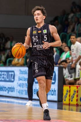 Kaya Bayram (Tigers Tuebingen, 05) mit Spielball, freistehend. GER, BBC Bayreuth vs. Tigers Tuebingen, Basketball, BARMER 2. Bundesliga Bundesliga, Pro A, Saison 2025 2026, 13. Spieltag, 20.12.2025 GER, BBC Bayreuth vs. Tigers Tuebingen, Basketball, BARMER 2. Bundesliga Bundesliga, Pro A, Saison 2025 2026, 13. Spieltag, 20.12.2025 Bayreuth Copyright: xEibner-Pressefoto ArdanxFuessmanx EP_AFN