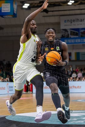 Melkisedek Moreaux (Tigers Tuebingen, 23), Nat Diallo (BBC Bayreuth, 08) GER, BBC Bayreuth vs. Tigers Tuebingen, Basketball, BARMER 2. Bundesliga Bundesliga, Pro A, Saison 2025 2026, 13. Spieltag, 20.12.2025 GER, BBC Bayreuth vs. Tigers Tuebingen, Basketball, BARMER 2. Bundesliga Bundesliga, Pro A, Saison 2025 2026, 13. Spieltag, 20.12.2025 Bayreuth Copyright: xEibner-Pressefoto ArdanxFuessmanx EP_AFN
