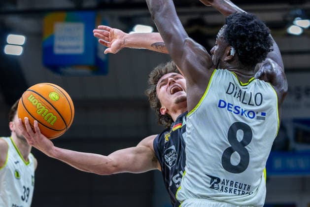 Kaya Bayram (Tigers Tuebingen, 05), Nat Diallo (BBC Bayreuth, 08) GER, BBC Bayreuth vs. Tigers Tuebingen, Basketball, BARMER 2. Bundesliga Bundesliga, Pro A, Saison 2025 2026, 13. Spieltag, 20.12.2025 GER, BBC Bayreuth vs. Tigers Tuebingen, Basketball, BARMER 2. Bundesliga Bundesliga, Pro A, Saison 2025 2026, 13. Spieltag, 20.12.2025 Bayreuth Copyright: xEibner-Pressefoto ArdanxFuessmanx EP_AFN