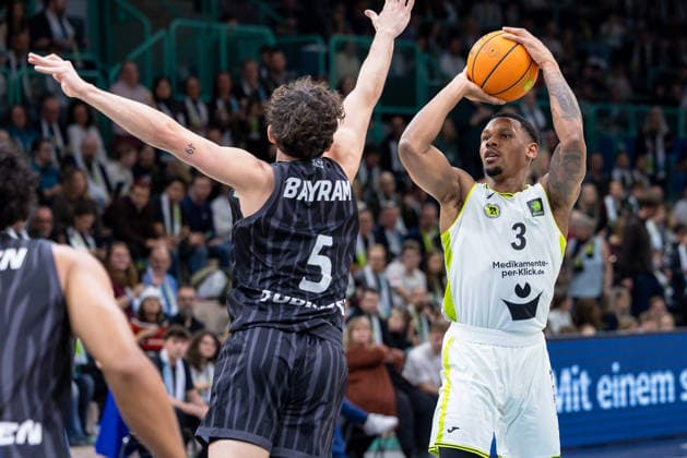 Rayshawn Mart (BBC Bayreuth, 03) , Kaya Bayram (Tigers Tuebingen, 05) GER, BBC Bayreuth vs. Tigers Tuebingen, Basketball, BARMER 2. Bundesliga Bundesliga, Pro A, Saison 2025 2026, 13. Spieltag, 20.12.2025 GER, BBC Bayreuth vs. Tigers Tuebingen, Basketball, BARMER 2. Bundesliga Bundesliga, Pro A, Saison 2025 2026, 13. Spieltag, 20.12.2025 Bayreuth Copyright: xEibner-Pressefoto ArdanxFuessmanx EP_AFN
