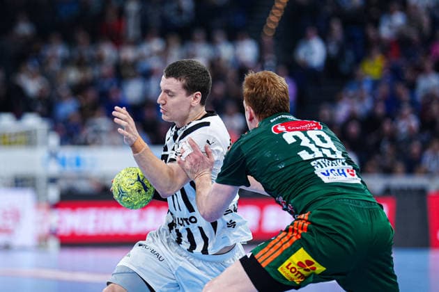 Elias Ellefsen a Skipagotu (THW Kiel, 71), Lukas Stutzke (TSV Hannover-Burgdorf, 39) GER, THW Kiel vs. TSV Hannover-Burgdorf, Handball, 1. Bundesliga, Spieltag 18, Saison 2025 2026, 20.12.2025 GER, THW Kiel vs. TSV Hannover-Burgdorf, Handball, 1. Bundesliga, Spieltag 18, Saison 2025 2026, 20.12.2025 Kiel Copyright: xEibner-Pressefoto MarcelxvonxFehrnx EP_MFN