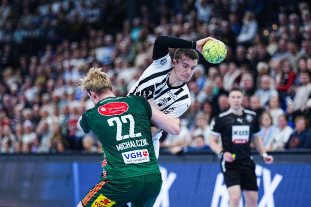 Marian Michalczik (TSV Hannover-Burgdorf, 22), Elias Ellefsen a Skipagotu (THW Kiel, 71) GER, THW Kiel vs. TSV Hannover-Burgdorf, Handball, 1. Bundesliga, Spieltag 18, Saison 2025 2026, 20.12.2025 GER, THW Kiel vs. TSV Hannover-Burgdorf, Handball, 1. Bundesliga, Spieltag 18, Saison 2025 2026, 20.12.2025 Kiel Copyright: xEibner-Pressefoto MarcelxvonxFehrnx EP_MFN