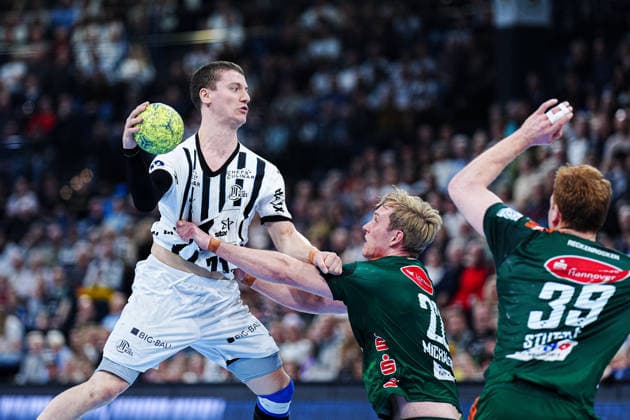 Elias Ellefsen a Skipagotu (THW Kiel, 71), Marian Michalczik (TSV Hannover-Burgdorf, 22) GER, THW Kiel vs. TSV Hannover-Burgdorf, Handball, 1. Bundesliga, Spieltag 18, Saison 2025 2026, 20.12.2025 GER, THW Kiel vs. TSV Hannover-Burgdorf, Handball, 1. Bundesliga, Spieltag 18, Saison 2025 2026, 20.12.2025 Kiel Copyright: xEibner-Pressefoto MarcelxvonxFehrnx EP_MFN