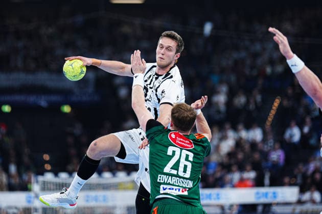 Nikola Bilyk (THW Kiel, 53), Jonathan Edvardsson (TSV Hannover-Burgdorf, 26) GER, THW Kiel vs. TSV Hannover-Burgdorf, Handball, 1. Bundesliga, Spieltag 18, Saison 2025 2026, 20.12.2025 GER, THW Kiel vs. TSV Hannover-Burgdorf, Handball, 1. Bundesliga, Spieltag 18, Saison 2025 2026, 20.12.2025 Kiel Copyright: xEibner-Pressefoto MarcelxvonxFehrnx EP_MFN