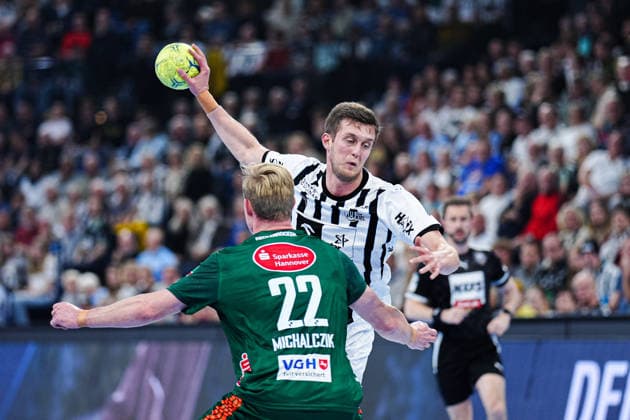 Marian Michalczik (TSV Hannover-Burgdorf, 22), Nikola Bilyk (THW Kiel, 53) GER, THW Kiel vs. TSV Hannover-Burgdorf, Handball, 1. Bundesliga, Spieltag 18, Saison 2025 2026, 20.12.2025 GER, THW Kiel vs. TSV Hannover-Burgdorf, Handball, 1. Bundesliga, Spieltag 18, Saison 2025 2026, 20.12.2025 Kiel Copyright: xEibner-Pressefoto MarcelxvonxFehrnx EP_MFN