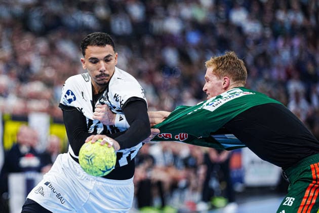 Mohab Abdelhak (THW Kiel, 48), Jonathan Edvardsson (TSV Hannover-Burgdorf, 26) GER, THW Kiel vs. TSV Hannover-Burgdorf, Handball, 1. Bundesliga, Spieltag 18, Saison 2025 2026, 20.12.2025 GER, THW Kiel vs. TSV Hannover-Burgdorf, Handball, 1. Bundesliga, Spieltag 18, Saison 2025 2026, 20.12.2025 Kiel Copyright: xEibner-Pressefoto MarcelxvonxFehrnx EP_MFN