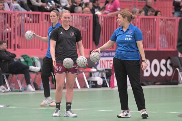 Svenja Demmel (TusSies Metzingen, 21) im Gespraech mit Louisa Wolf (TusSies Metzingen, Co-Trainerin) TusSies Metzingen vs. VfL Oldenburg, Handball, Alsco HBF, 11.Ligaspieltag, Saison 2025 2026, 21.12.2025 TusSies Metzingen vs. VfL Oldenburg, Handball, Alsco HBF, 11.Ligaspieltag, Saison 2025 2026, 21.12.2025 Tuebingen Copyright: xEibner-Pressefoto TobiasxBaurx EP_TBR