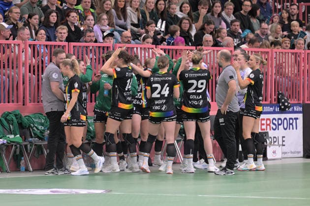 Kreis des VfL Oldenburg vor dem Spiel TusSies Metzingen vs. VfL Oldenburg, Handball, Alsco HBF, 11.Ligaspieltag, Saison 2025 2026, 21.12.2025 TusSies Metzingen vs. VfL Oldenburg, Handball, Alsco HBF, 11.Ligaspieltag, Saison 2025 2026, 21.12.2025 Tuebingen Copyright: xEibner-Pressefoto TobiasxBaurx EP_TBR