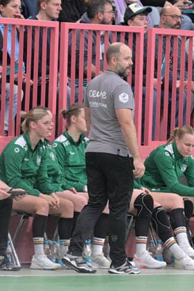 Niels Boetel (VfL Oldenburg, Trainer) TusSies Metzingen vs. VfL Oldenburg, Handball, Alsco HBF, 11.Ligaspieltag, Saison 2025 2026, 21.12.2025 TusSies Metzingen vs. VfL Oldenburg, Handball, Alsco HBF, 11.Ligaspieltag, Saison 2025 2026, 21.12.2025 Tuebingen Copyright: xEibner-Pressefoto TobiasxBaurx EP_TBR