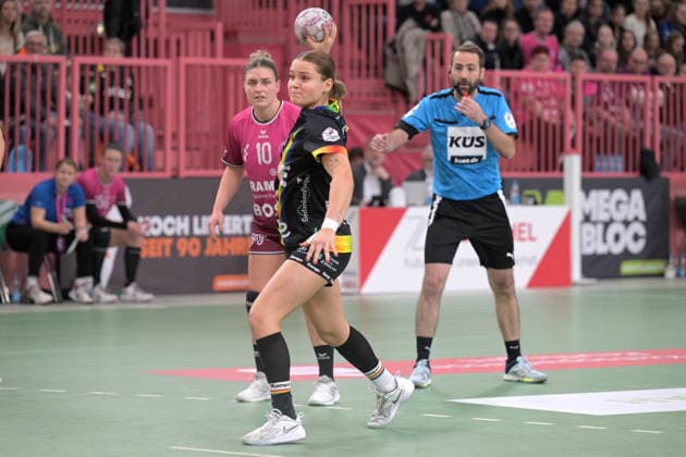 Joanna Granicka (VfL Oldenburg, 21) beim 7-Meter TusSies Metzingen vs. VfL Oldenburg, Handball, Alsco HBF, 11.Ligaspieltag, Saison 2025 2026, 21.12.2025 TusSies Metzingen vs. VfL Oldenburg, Handball, Alsco HBF, 11.Ligaspieltag, Saison 2025 2026, 21.12.2025 Tuebingen Copyright: xEibner-Pressefoto TobiasxBaurx EP_TBR