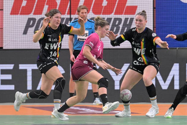 Marie Steffen (VfL Oldenburg, 14) und Ariane Pfundstein (VfL Oldenburg, 20) gegen Nele Franz (TusSies Metzingen, 10) TusSies Metzingen vs. VfL Oldenburg, Handball, Alsco HBF, 11.Ligaspieltag, Saison 2025 2026, 21.12.2025 TusSies Metzingen vs. VfL Oldenburg, Handball, Alsco HBF, 11.Ligaspieltag, Saison 2025 2026, 21.12.2025 Tuebingen Copyright: xEibner-Pressefoto TobiasxBaurx EP_TBR