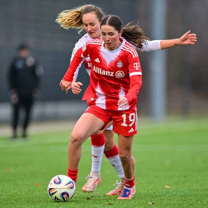 v.li.: Laila Portella (FCB, 19) Fabienne Dongus (Stuttgart, 33) im Zweikampf, Duell, duel, tackle, Dynamik, Action, Aktion, 21.12.2025, München (Deutschland), Fussball,2. Frauen-Bundesliga, FC Bayern München II - VfB Stuttgart, DFB DFL REGULATIONS PROHIBIT ANY USE OF PHOTOGRAPHS AS IMAGE SEQUENCES AND OR QUASI-VIDEO.