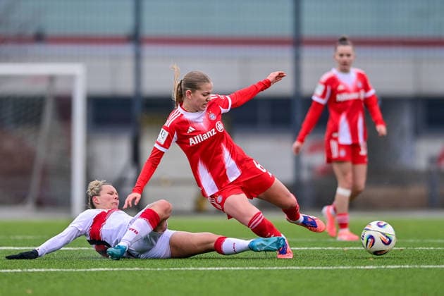 v.li.: Jana Beuschlein (Stuttgart, 20) Marie Gmeineder (FCB, 6) iom Zweikampf, Duell, duel, tackle, Dynamik, Action, Aktion, 21.12.2025, München (Deutschland), Fussball,2. Frauen-Bundesliga, FC Bayern München II - VfB Stuttgart, DFB DFL REGULATIONS PROHIBIT ANY USE OF PHOTOGRAPHS AS IMAGE SEQUENCES AND OR QUASI-VIDEO.