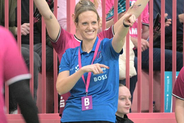 Miriam Hirsch (TusSies Metzingen, Trainerin) jubelt TusSies Metzingen vs. VfL Oldenburg, Handball, Alsco HBF, 11.Ligaspieltag, Saison 2025 2026, 21.12.2025 TusSies Metzingen vs. VfL Oldenburg, Handball, Alsco HBF, 11.Ligaspieltag, Saison 2025 2026, 21.12.2025 Tuebingen Copyright: xEibner-Pressefoto TobiasxBaurx EP_TBR