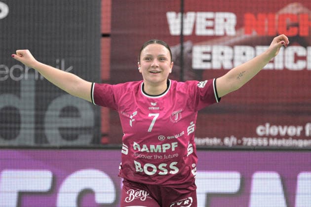 Sabrina Troester (TusSies Metzingen, 07) jubeln ueber das Tor TusSies Metzingen vs. VfL Oldenburg, Handball, Alsco HBF, 11.Ligaspieltag, Saison 2025 2026, 21.12.2025 TusSies Metzingen vs. VfL Oldenburg, Handball, Alsco HBF, 11.Ligaspieltag, Saison 2025 2026, 21.12.2025 Tuebingen Copyright: xEibner-Pressefoto TobiasxBaurx EP_TBR