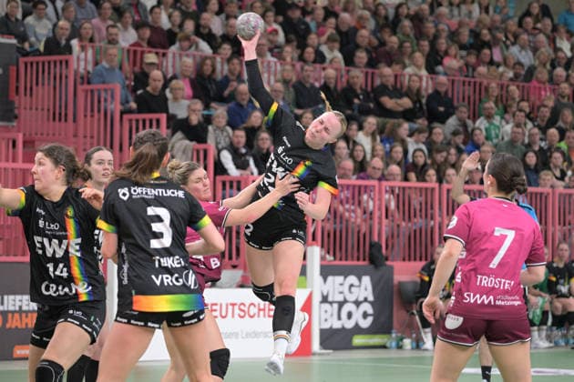 Lotta Roepcke (VfL Oldenburg, 22) gegen Nele Franz (TusSies Metzingen, 10) TusSies Metzingen vs. VfL Oldenburg, Handball, Alsco HBF, 11.Ligaspieltag, Saison 2025 2026, 21.12.2025 TusSies Metzingen vs. VfL Oldenburg, Handball, Alsco HBF, 11.Ligaspieltag, Saison 2025 2026, 21.12.2025 Tuebingen Copyright: xEibner-Pressefoto TobiasxBaurx EP_TBR