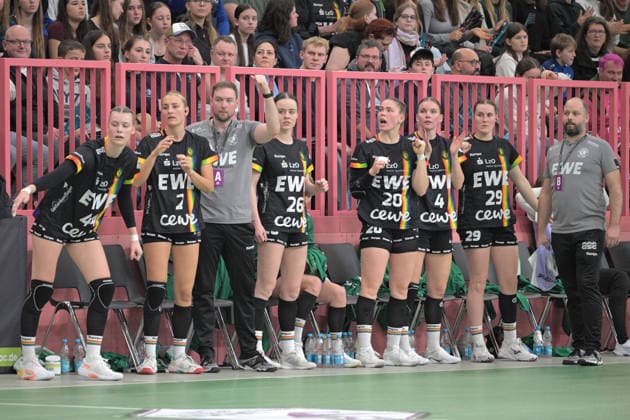 Jubel auf der Bank des VfL Oldenburg ueber das Tor TusSies Metzingen vs. VfL Oldenburg, Handball, Alsco HBF, 11.Ligaspieltag, Saison 2025 2026, 21.12.2025 TusSies Metzingen vs. VfL Oldenburg, Handball, Alsco HBF, 11.Ligaspieltag, Saison 2025 2026, 21.12.2025 Tuebingen Copyright: xEibner-Pressefoto TobiasxBaurx EP_TBR