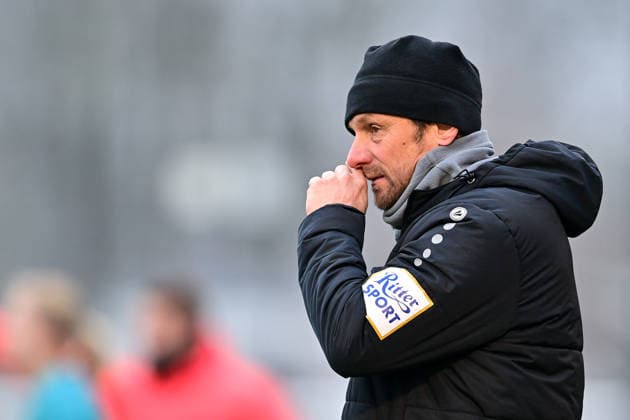 Trainer Heiko Gerber (VfB Stuttgart) enttaeuscht schauend, Enttaeuschung, Frustration, disappointed, pessimistisch., Einzelbild, Aktion, Action, 21.12.2025, München (Deutschland), Fussball,2. Frauen-Bundesliga, FC Bayern München II - VfB Stuttgart, DFB DFL REGULATIONS PROHIBIT ANY USE OF PHOTOGRAPHS AS IMAGE SEQUENCES AND OR QUASI-VIDEO.