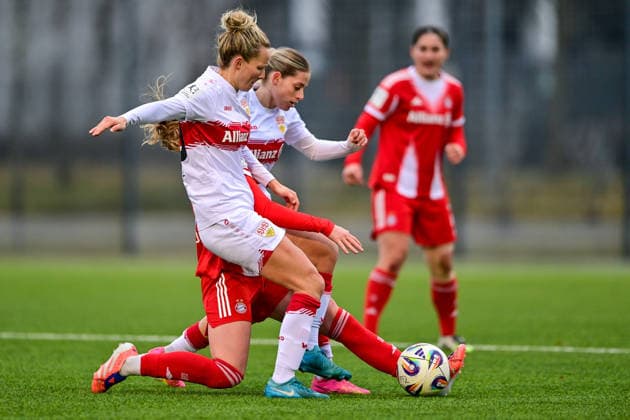 v.li.: Marie Gmeineder (FCB, 6) wird von Jana Beuschlein (Stuttgart, 20) (li.) und Dafina Redzepi (Stuttgart, 07) (re.) in die Zange genommen, Zweikampf, Duell, duel, tackle, Dynamik, Action, Aktion, 21.12.2025, München (Deutschland), Fussball,2. Frauen-Bundesliga, FC Bayern München II - VfB Stuttgart, DFB DFL REGULATIONS PROHIBIT ANY USE OF PHOTOGRAPHS AS IMAGE SEQUENCES AND OR QUASI-VIDEO.