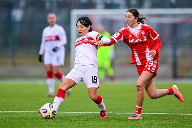v.li.: Yuka Hirano (Stuttgart, 19) Laila Portella (FCB, 19) im Zweikampf, Duell, duel, tackle, Dynamik, Action, Aktion, 21.12.2025, München (Deutschland), Fussball,2. Frauen-Bundesliga, FC Bayern München II - VfB Stuttgart, DFB DFL REGULATIONS PROHIBIT ANY USE OF PHOTOGRAPHS AS IMAGE SEQUENCES AND OR QUASI-VIDEO.