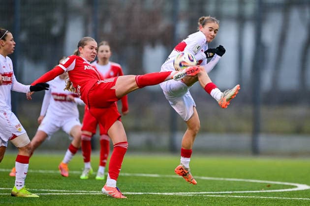 v.li.: Marie Gmeineder (FCB, 6) Muriel Duerr (Stuttgart, 17) im Zweikampf, Duell, duel, tackle, Dynamik, Action, Aktion, 21.12.2025, München (Deutschland), Fussball,2. Frauen-Bundesliga, FC Bayern München II - VfB Stuttgart, DFB DFL REGULATIONS PROHIBIT ANY USE OF PHOTOGRAPHS AS IMAGE SEQUENCES AND OR QUASI-VIDEO.