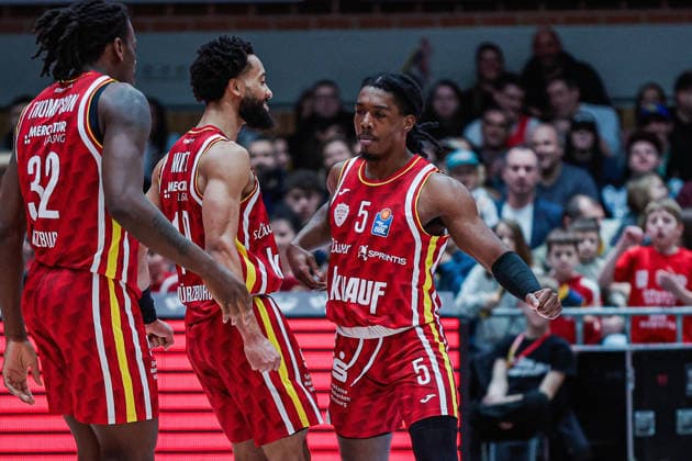 Im Bild: v.li. Charles Thompson (Wuerzburg Baskets, 32), Davion Mintz (Wuerzburg Baskets, 10) und Marcus Carr(Wuerzburg Baskets, 5), Jubel 21.12.2025, Basketball, Fitness First Wuerzburg Baskets vs. SYNTAINICS MBC, easyCredit BBL, 11. Spieltag, Deutschland, Wuerzburg, tectake-Arena, Copyright: HMBxMedia xJulienxBecker