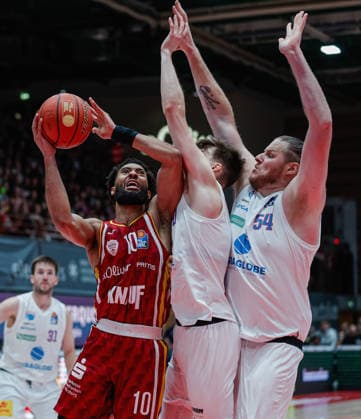 Im Bild: v.li. Davion Mintz (Wuerzburg Baskets, 10), Perttu Blomgren (Syntainics MBC, 20) und John Bryant (Syntainics MBC, 54) 21.12.2025, Basketball, Fitness First Wuerzburg Baskets vs. SYNTAINICS MBC, easyCredit BBL, 11. Spieltag, Deutschland, Wuerzburg, tectake-Arena, Copyright: HMBxMedia xJulienxBecker