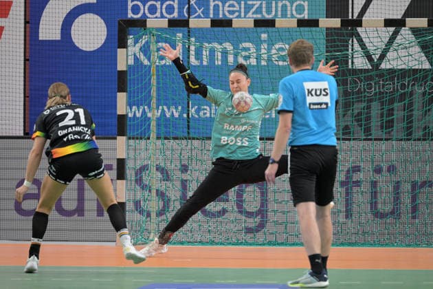 Sara Suba (TusSies Metzingen, 77) im Tor gegen Joanna Granicka (VfL Oldenburg, 21) TusSies Metzingen vs. VfL Oldenburg, Handball, Alsco HBF, 11.Ligaspieltag, Saison 2025 2026, 21.12.2025 TusSies Metzingen vs. VfL Oldenburg, Handball, Alsco HBF, 11.Ligaspieltag, Saison 2025 2026, 21.12.2025 Tuebingen Copyright: xEibner-Pressefoto TobiasxBaurx EP_TBR