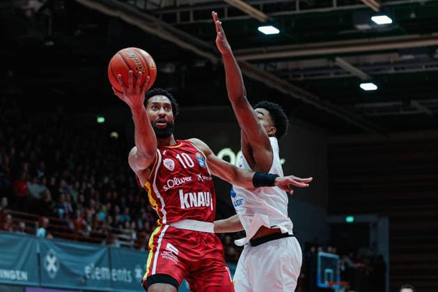 Im Bild: v.li. Davion Mintz (Wuerzburg Baskets, 10) gegen Marcus Forster (Syntainics MBC, 5) 21.12.2025, Basketball, Fitness First Wuerzburg Baskets vs. SYNTAINICS MBC, easyCredit BBL, 11. Spieltag, Deutschland, Wuerzburg, tectake-Arena, Copyright: HMBxMedia xJulienxBecker